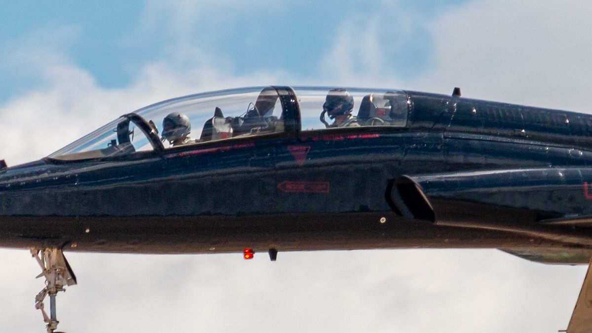 Unexpected T-38A Flyover at Rogue Valley International Airport: A Spectacle from Multiple Angles