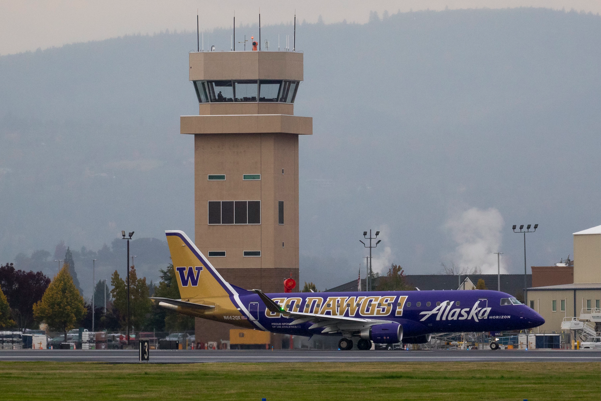 Horizon Air's 'Go Dawgs' Livery Debuts in Daylight at MFR