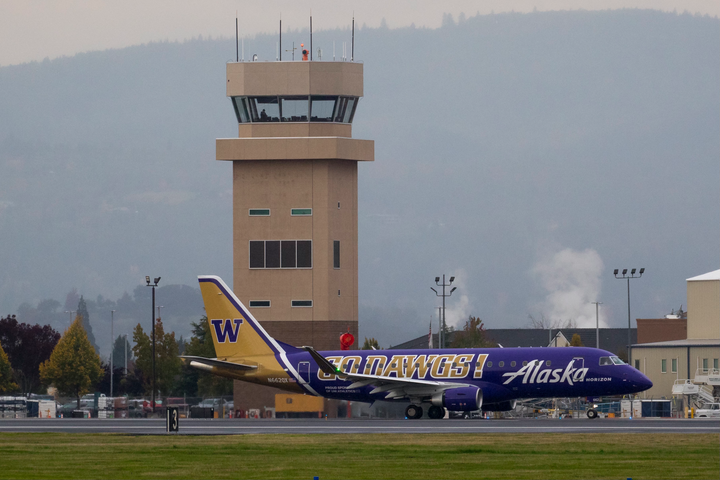 Horizon Air's 'Go Dawgs' Livery Debuts in Daylight at MFR